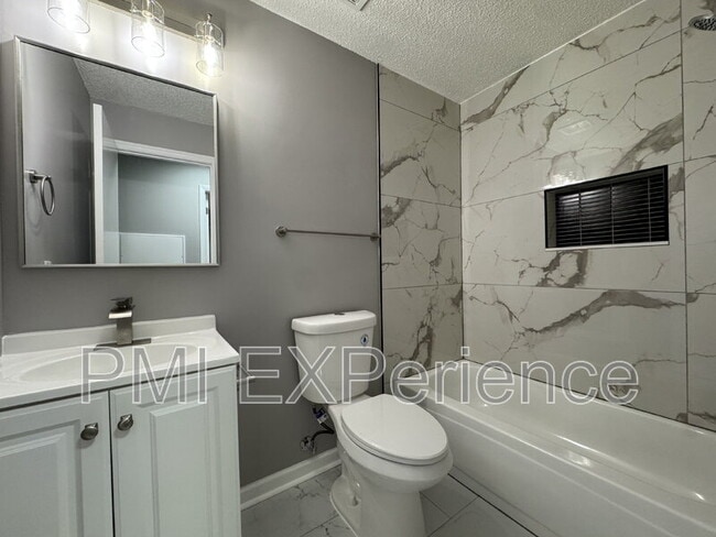 Building Photo - 2607 Camelback Ln