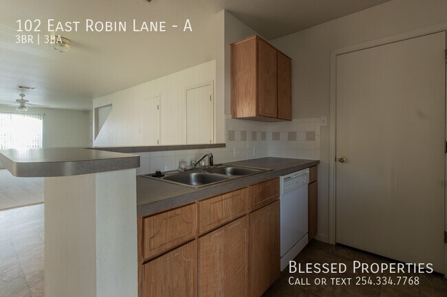 Building Photo - 102 E Robin Ln