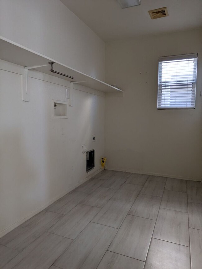 Building Photo - Northwest Beauty 3 Bedroom 3 Bath 2 Car garage