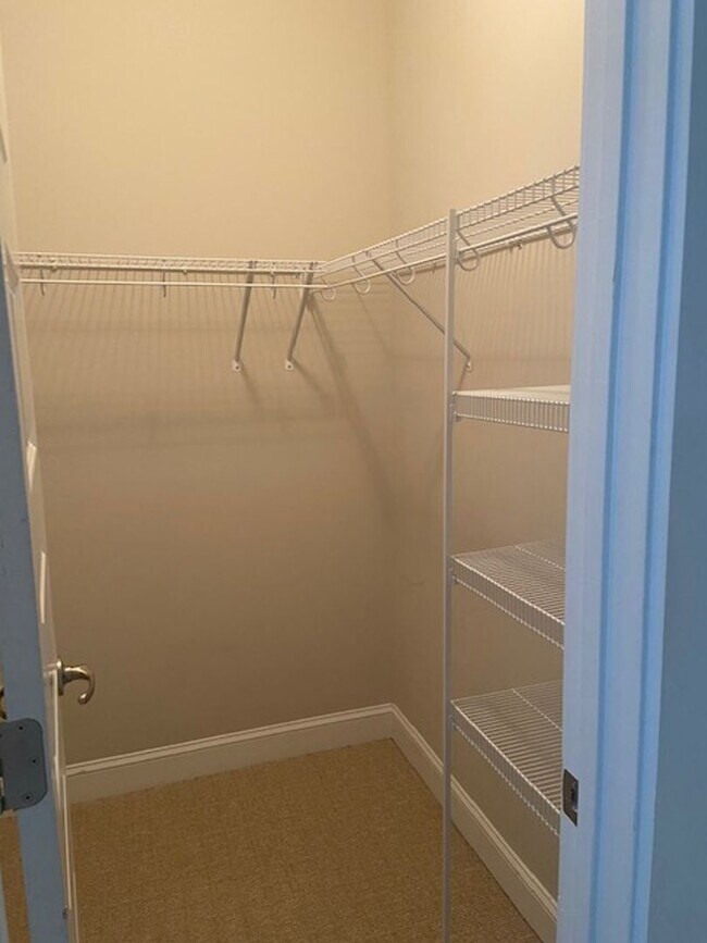 Building Photo - Stunning 3 bed/2.5 bath townhouse with Gated Parking and Energy Efficiency