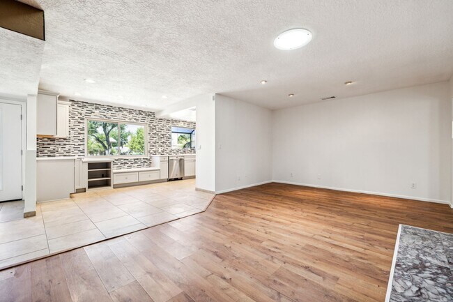 Building Photo - 3 Bed / 2 Bath Home with Bonus Room, Pool and Two Car Garage.