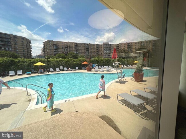 Building Photo - 8340 Greensboro Dr