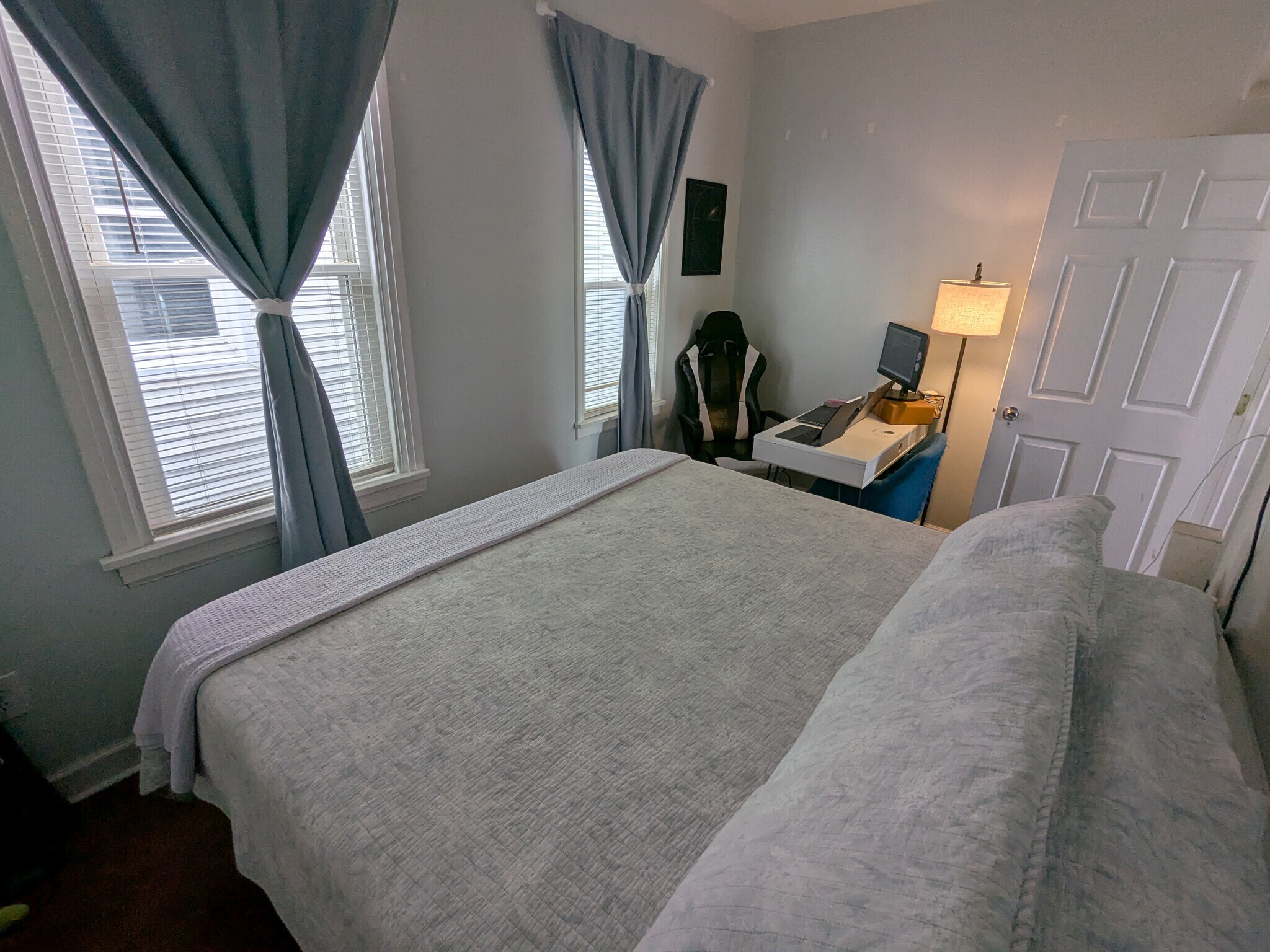 Master bed - 5153 N Western Ave