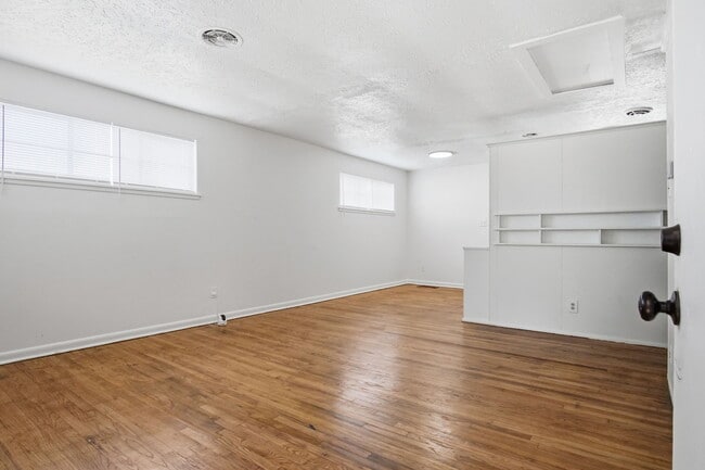 Building Photo - 846 Marilyn St