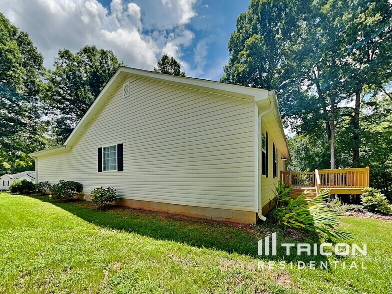Building Photo - 2506 Lakeside Dr