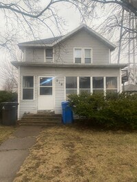 Building Photo - Charming 2 Bed / 1 Bath Apartment in the Heart of Waunakee