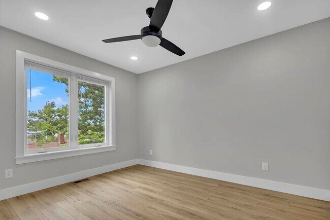 Building Photo - 307 W Kenwood Dr
