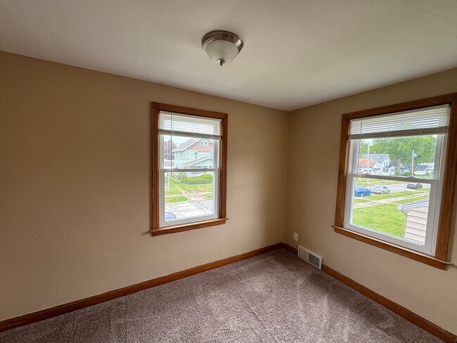 Building Photo - Charming 3 Bedroom Home With Fireplace and 2-Car Garage in Moline!