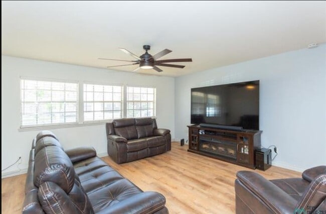 Building Photo - 1403 W Bonita Dr