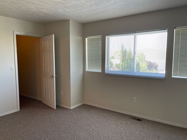 Building Photo - 2430 NW Granite Ct