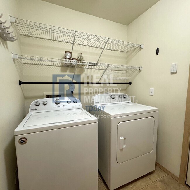 Building Photo - 3 Bedroom + Office Near Amenities!