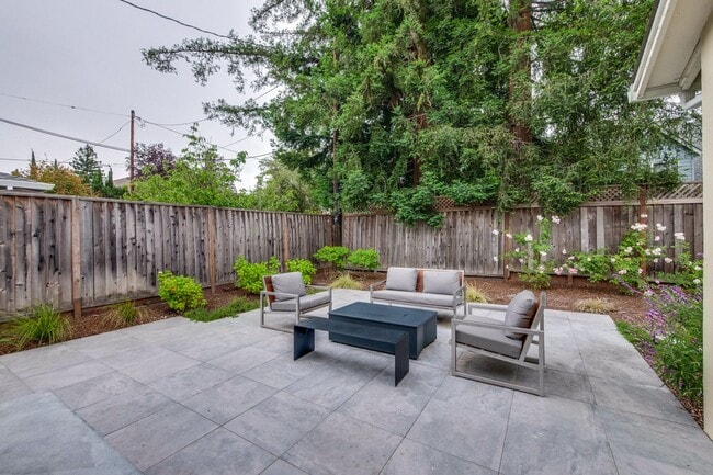 Building Photo - Amazing Midtown Home on a Quiet Cul-de-sac.