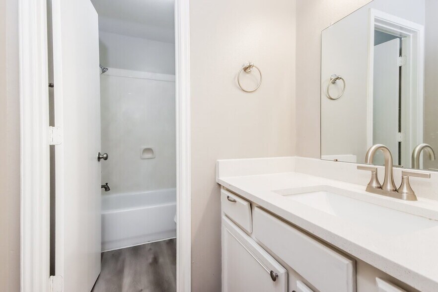 Building Photo - 7931 Evergreen Terrace Ln