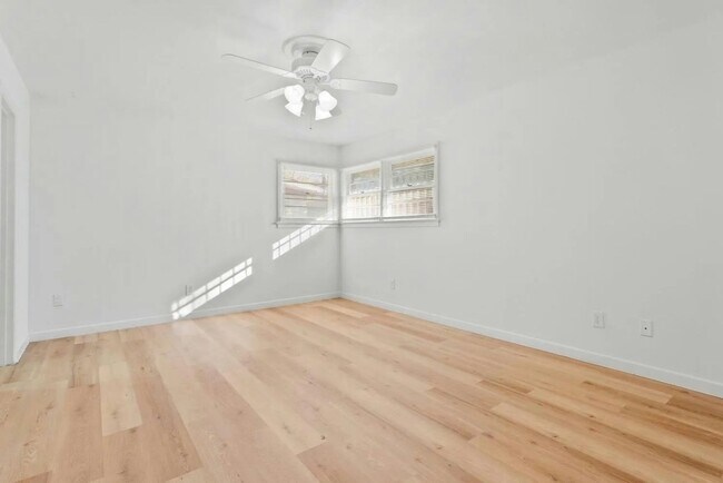 Building Photo - Huge 3 Bed 3 Bath House Near Texas Tech