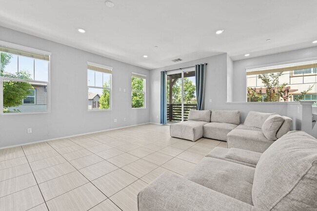 Building Photo - 2 Bedroom Townhome in the Lakepointe Community!