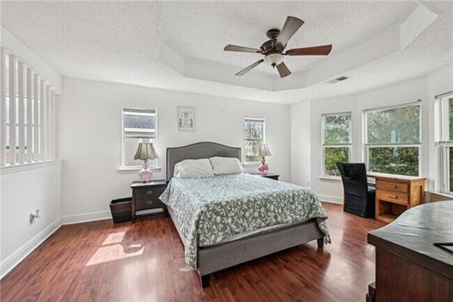 Building Photo - Three Bedroom Three Bathroom