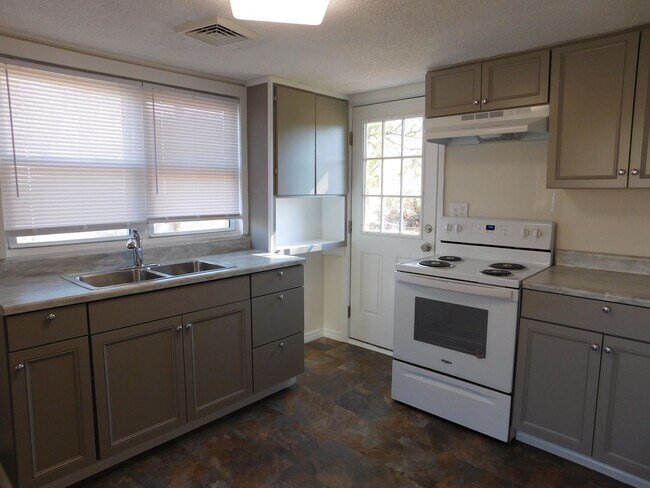 Building Photo - 423 Bouy St