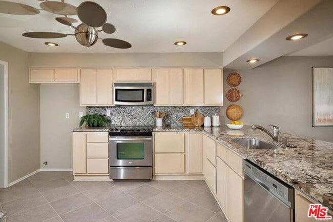 Building Photo - 2552 Navarra Dr