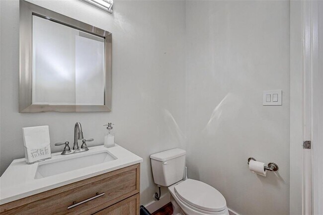 Building Photo - 2301 Camden Dr