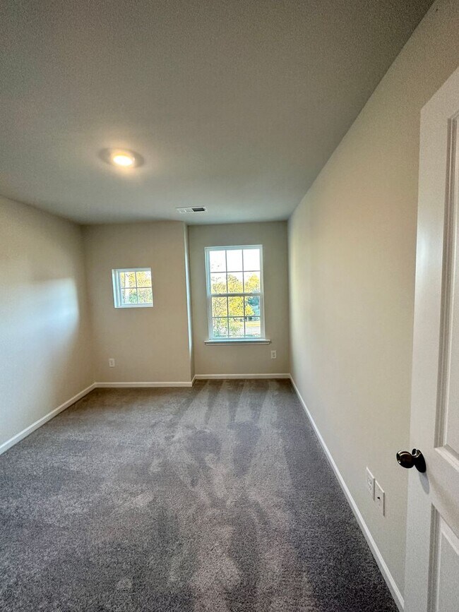 Building Photo - Elegant Townhome located in Ballantyne!