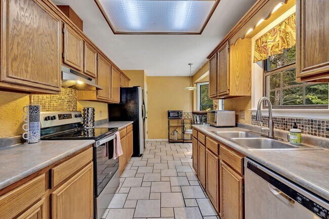 Building Photo - 3 bedroom/2 bathroom Home