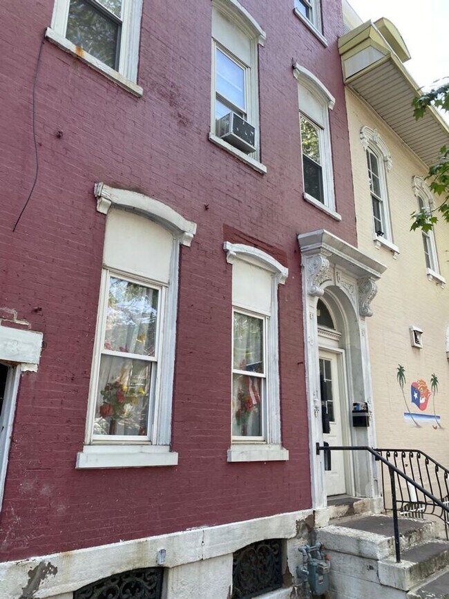 Building Photo - 231 S 4th St