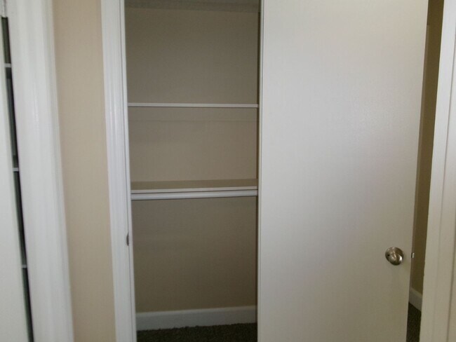 Building Photo - 3 bedroom, 1 bath home conveniently locate...