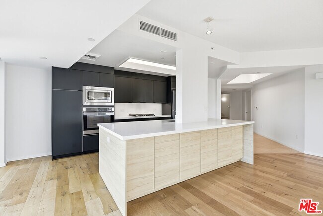 Building Photo - 13600 Marina Pointe Dr