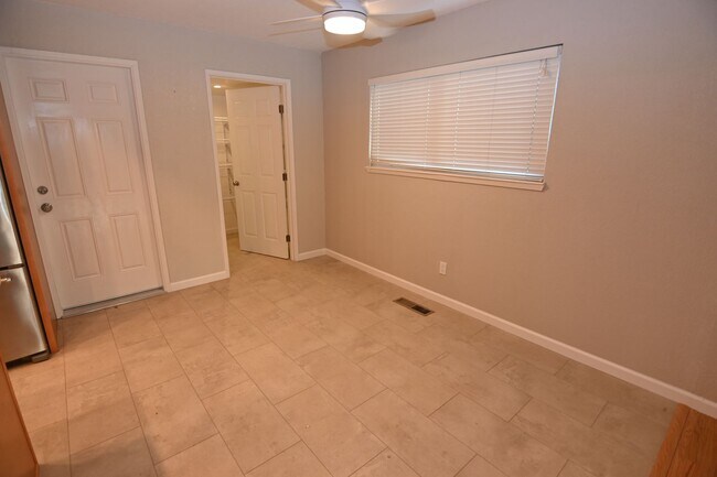 Building Photo - 5719 Lathrop Dr