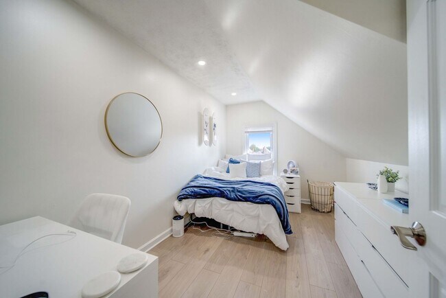 Building Photo - Ultimate 6-Bedroom House with Modern Kitchen, Baths & Private Parking!