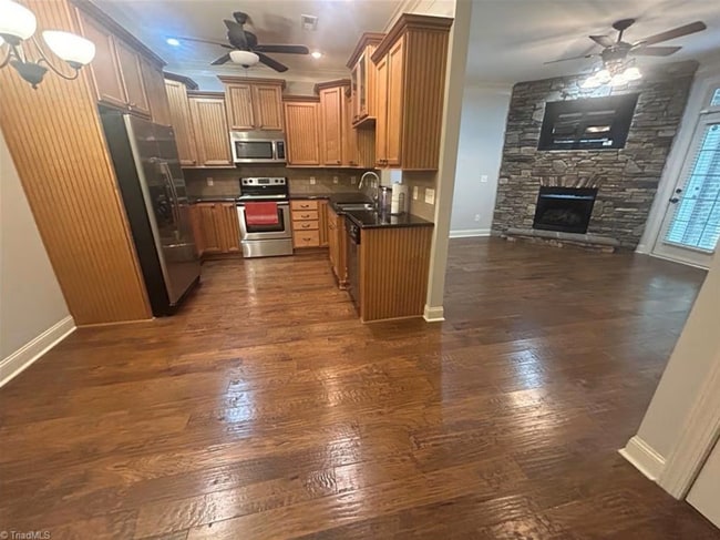 Building Photo - Spacious & Stylish 3 Bedroom, 2 1/2 Bathro...