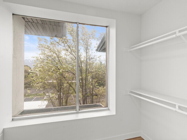 Building Photo - 404 E 5600 S