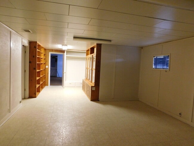 Building Photo - 4Bd/1.5Ba Two Story Home - Available to View!