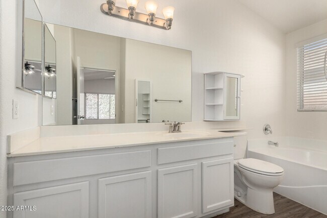 Building Photo - 1328 E Binner Dr