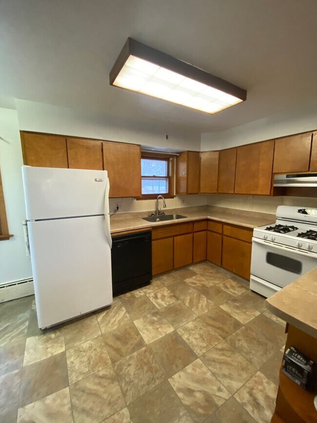 Building Photo - Cozy Home with Double Stall Garage