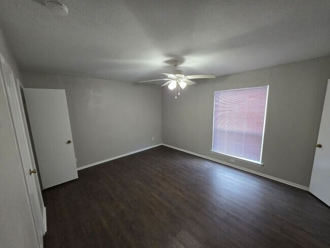 Building Photo - Updated 1-Bedroom Condo Near Pool Ready fo...