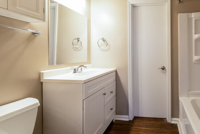 Building Photo - Inviting 2-Bedroom Townhome in Mount Pleasant