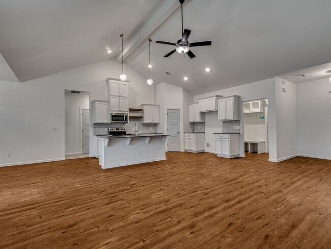 Building Photo - 4 Bedroom + Yukon Schools