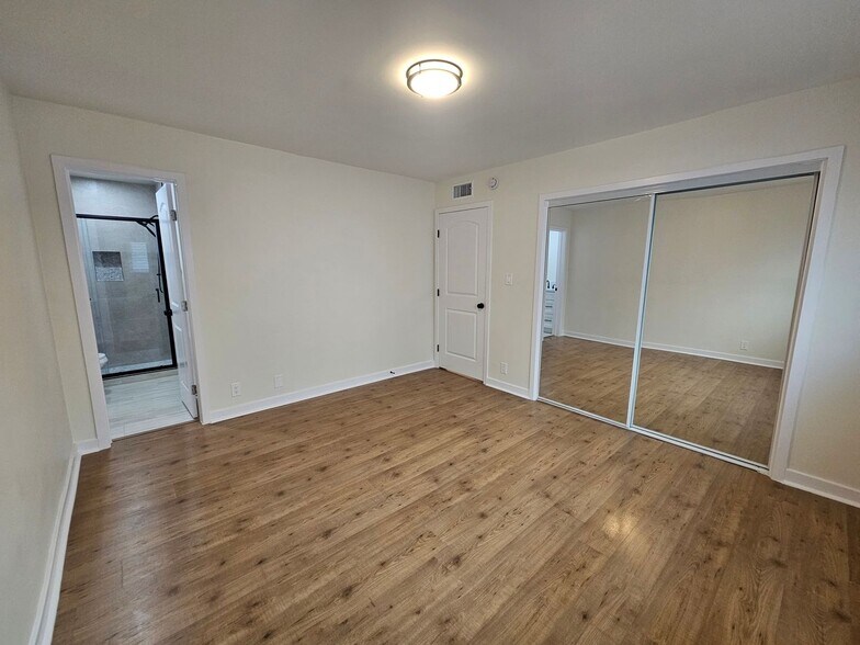 Building Photo - 561 E Orange Grove Ave