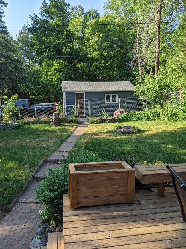 Building Photo - Amazing 4 Bedroom 2 Bathroom House with Garage!