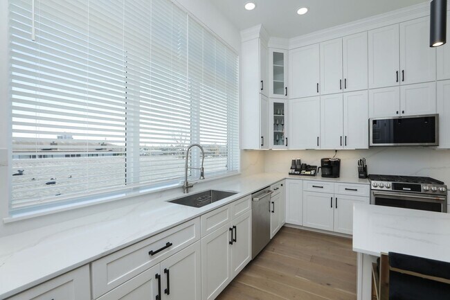 Building Photo - For Lease | 3 Bed, 3.5 Bath | 2,610 Sq Ft | Westheimer Estates |