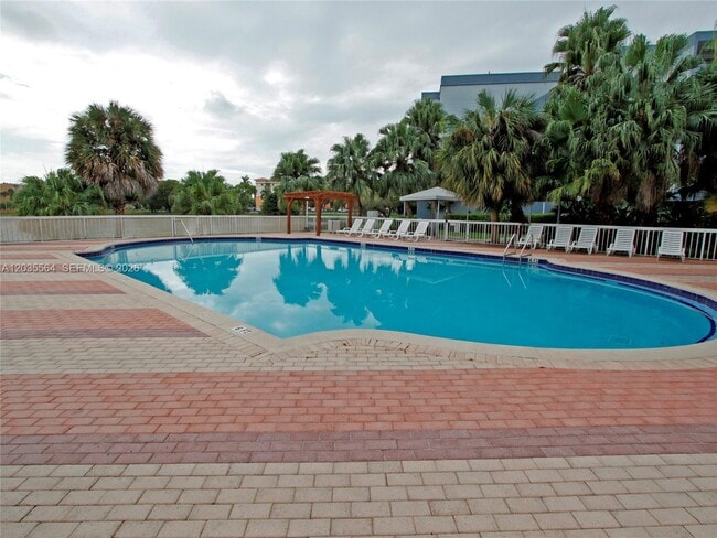 Building Photo - 9351 Fontainebleau Blvd