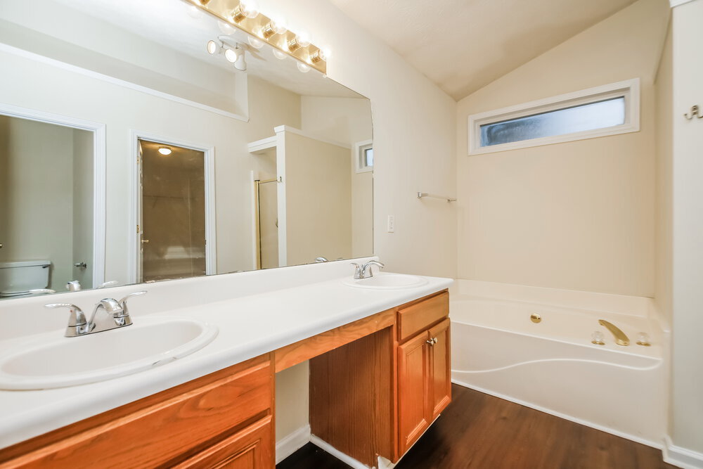 Building Photo - 3425 Sandlake Dr SW