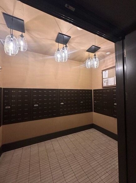 Building Photo - 460 S Spring St