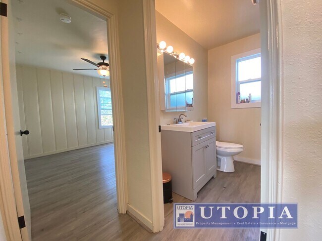 Building Photo - Charming Pleasure Point Home With Large Yard