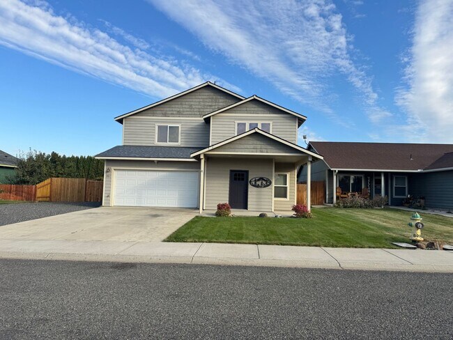 Building Photo - Warm & Inviting 4-Bed, 2-Bath Home with Fe...