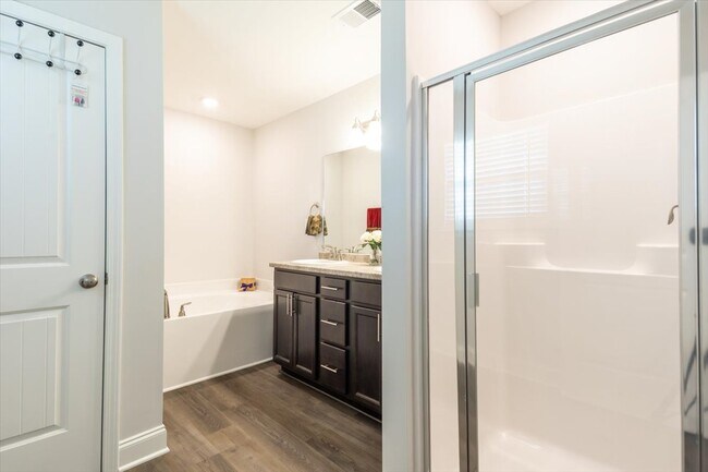 Building Photo - 5961 Uselton Dr