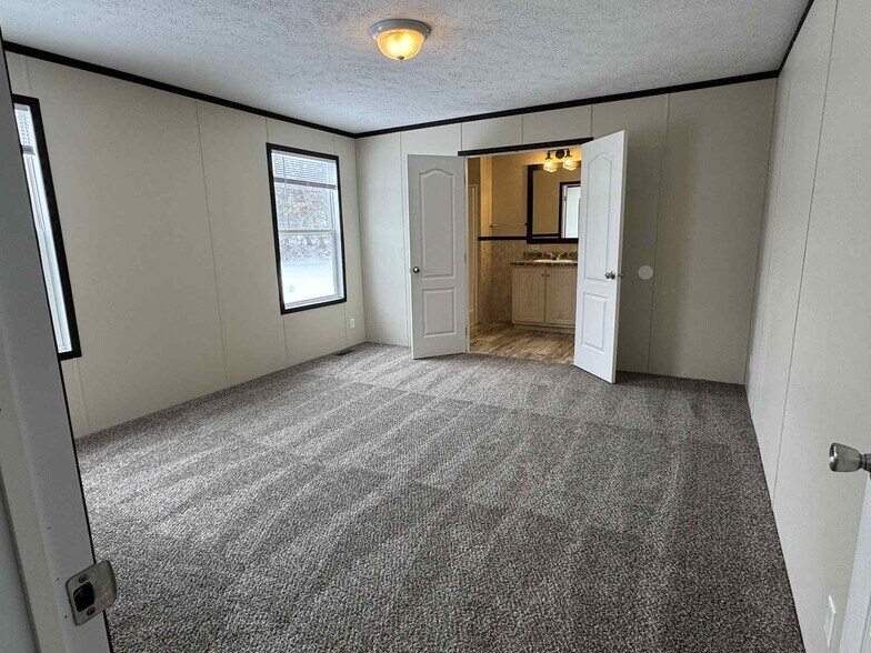 Building Photo - 48583 Pineview Dr