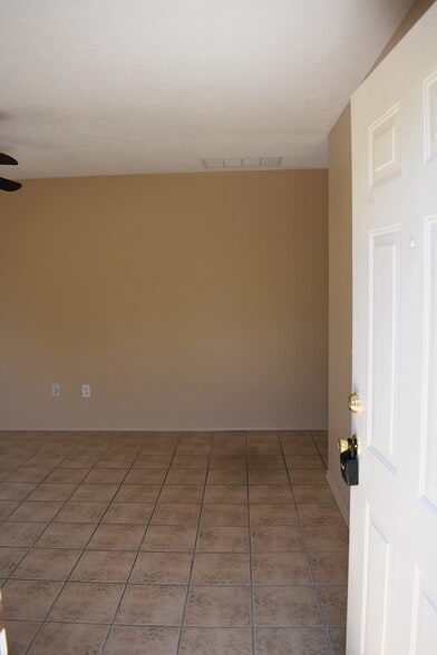 Building Photo - 8600 Simi Ln NE