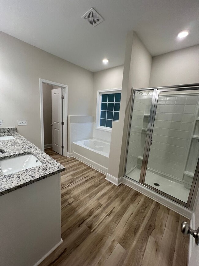 Building Photo - 3 Bed 2 Bath Home with Porches and Huge Ba...
